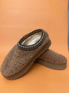 Excellent condition UGG Tazz Slippers Maxi Curly Chestnut  size 8